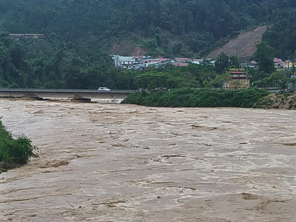 VIDEO: Thót tim cảnh giải cứu 9 người dân giữa dòng nước dữ ở Quảng Nam - Ảnh 3.
