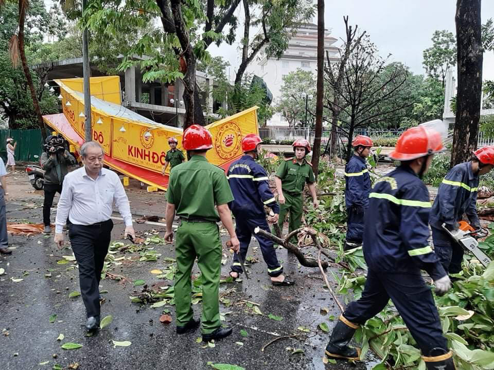 Nhà tốc mái, cây xanh, trạm điện gãy sập vì bão số 5 - Ảnh 5.