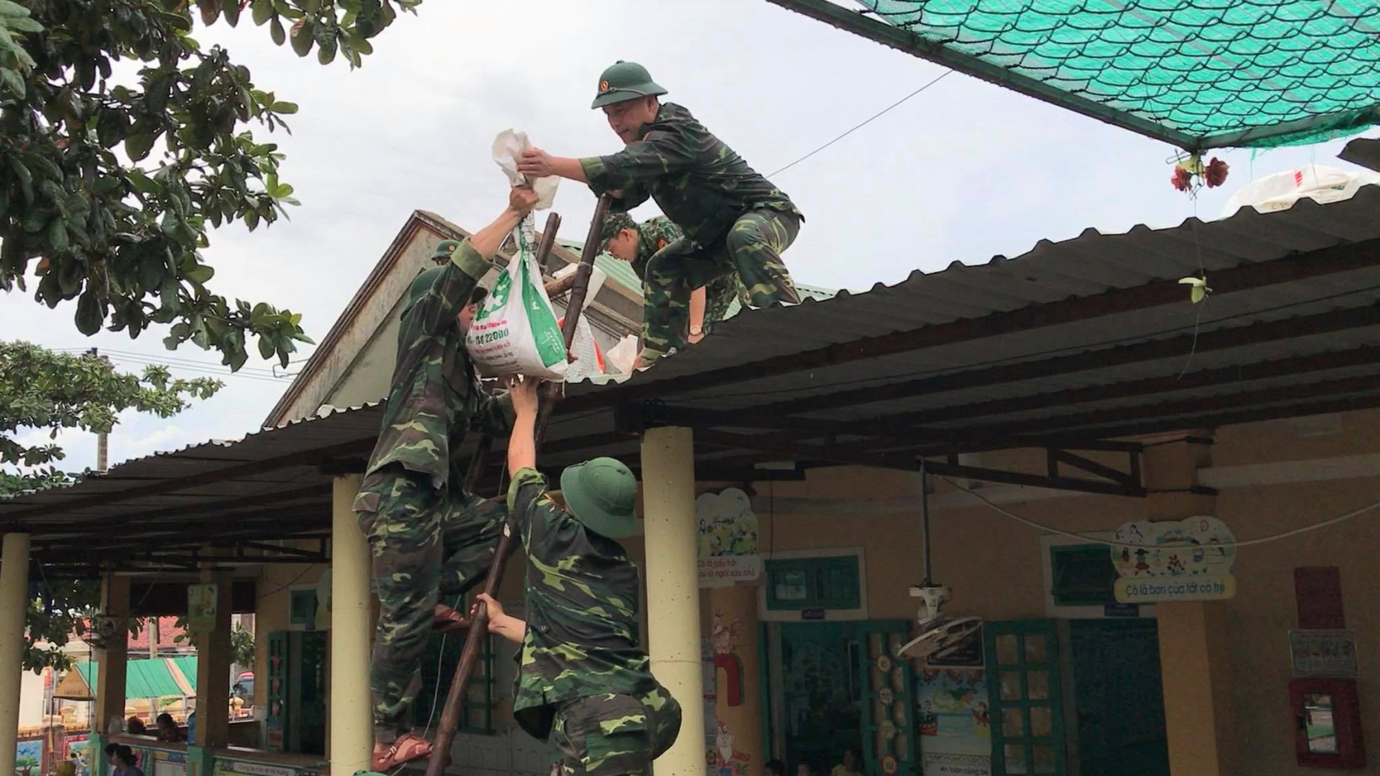 MiềnTrung: Cây ngã đổ, hàng chục ngôi nhà tốc mái trước khi bão số 5 đổ bộ - Ảnh 5.