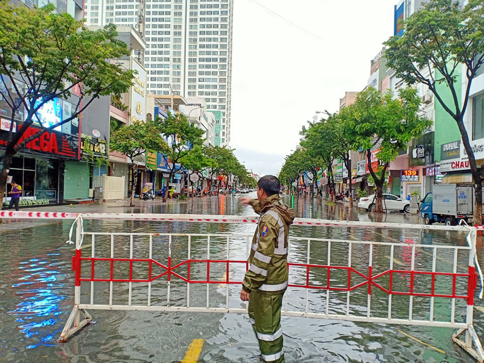 MiềnTrung: Cây ngã đổ, hàng chục ngôi nhà tốc mái trước khi bão số 5 đổ bộ - Ảnh 10.