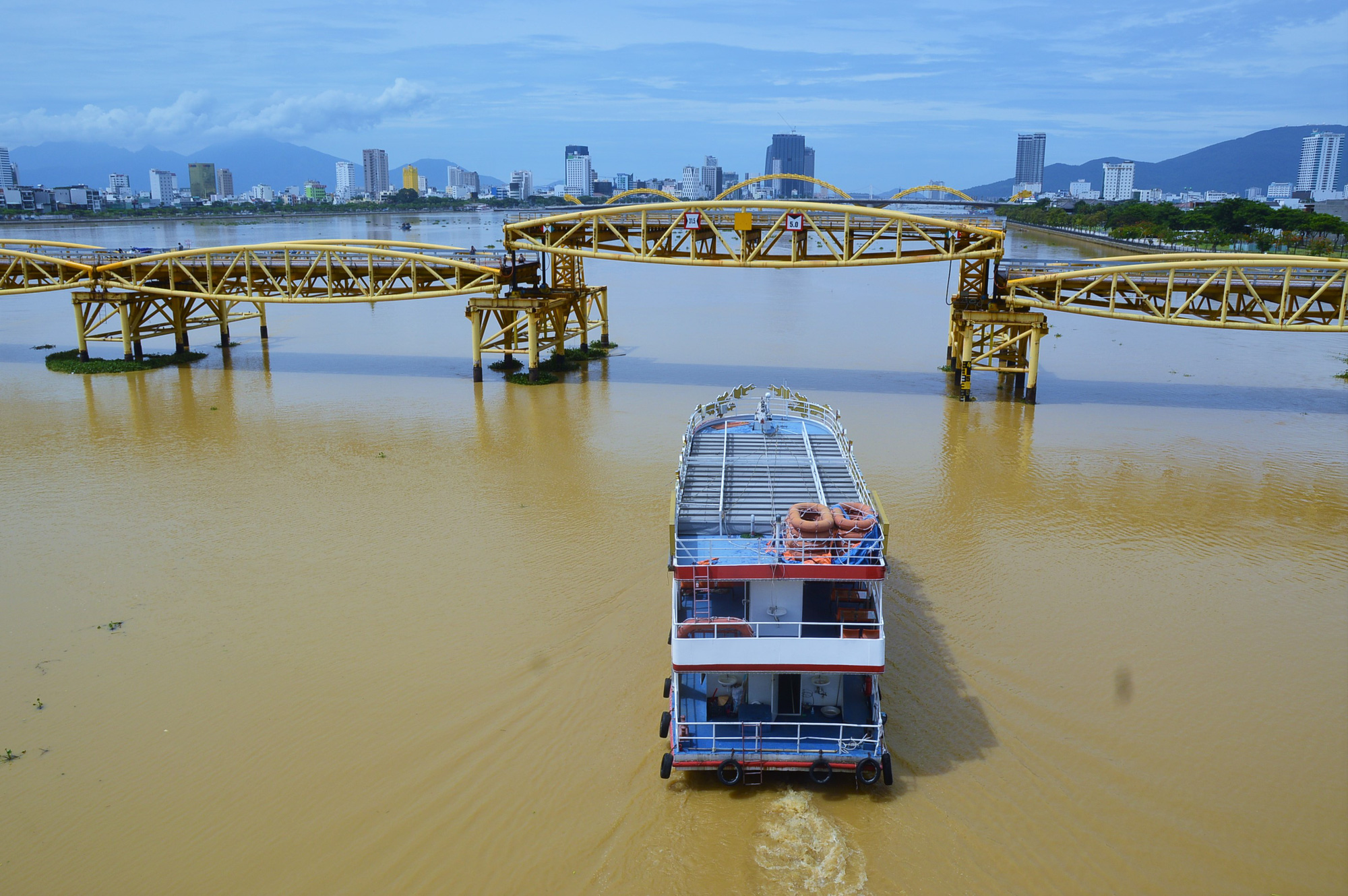 Đà Nẵng: Người dân háo hức chứng kiến cây cầu hơn 55 năm tuổi nâng nhịp cho tàu thuyền qua lại - Ảnh 1.