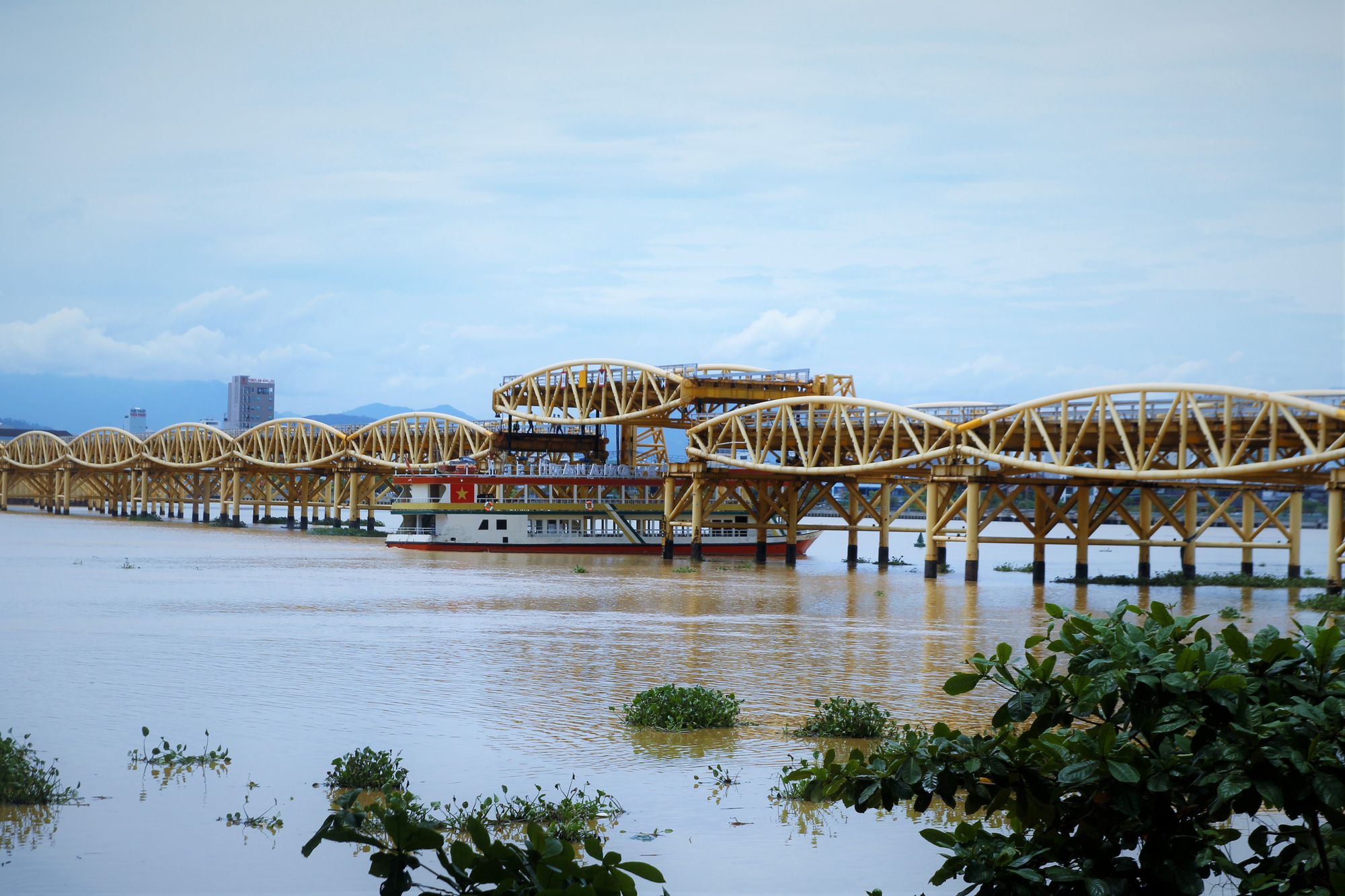 Đà Nẵng: Người dân háo hức chứng kiến cây cầu hơn 55 năm tuổi nâng nhịp cho tàu thuyền qua lại - Ảnh 3.