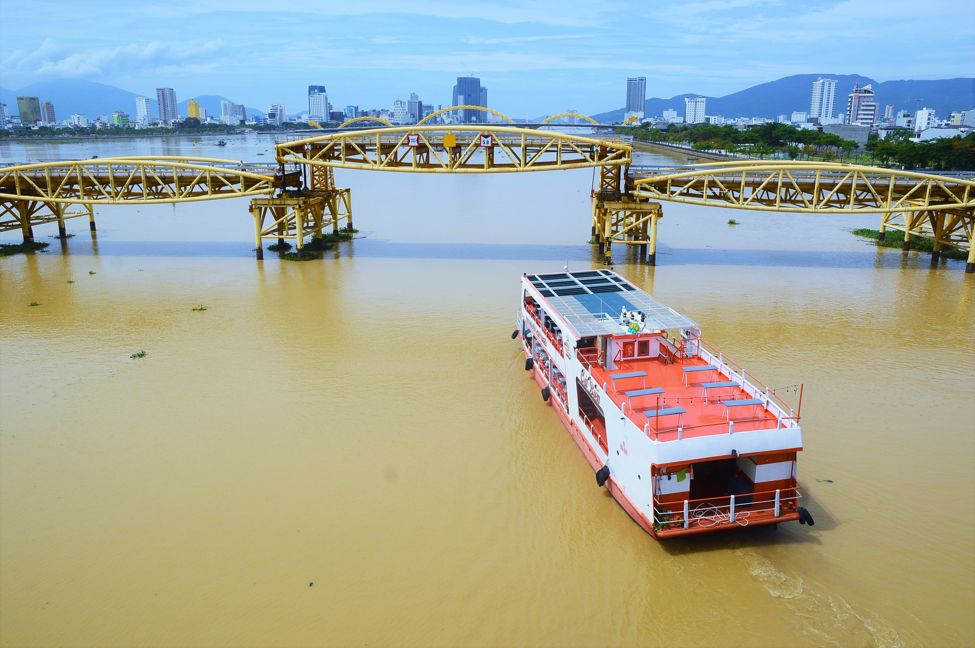 Đà Nẵng: Người dân háo hức chứng kiến cây cầu hơn 55 năm tuổi nâng nhịp cho tàu thuyền qua lại - Ảnh 7.