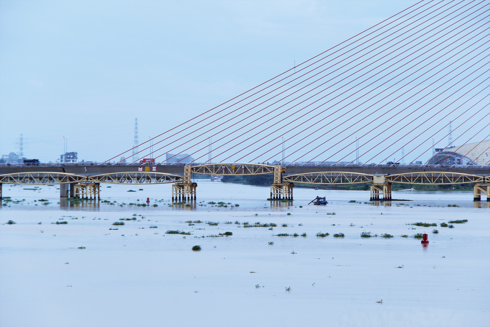 Đà Nẵng: Người dân háo hức chứng kiến cây cầu hơn 55 năm tuổi nâng nhịp cho tàu thuyền qua lại - Ảnh 9.