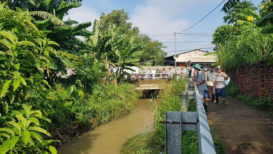 Hàng trăm người chui xuống cống tìm người phụ nữ bị nước cuốn ở Đồng Nai - Ảnh 6.