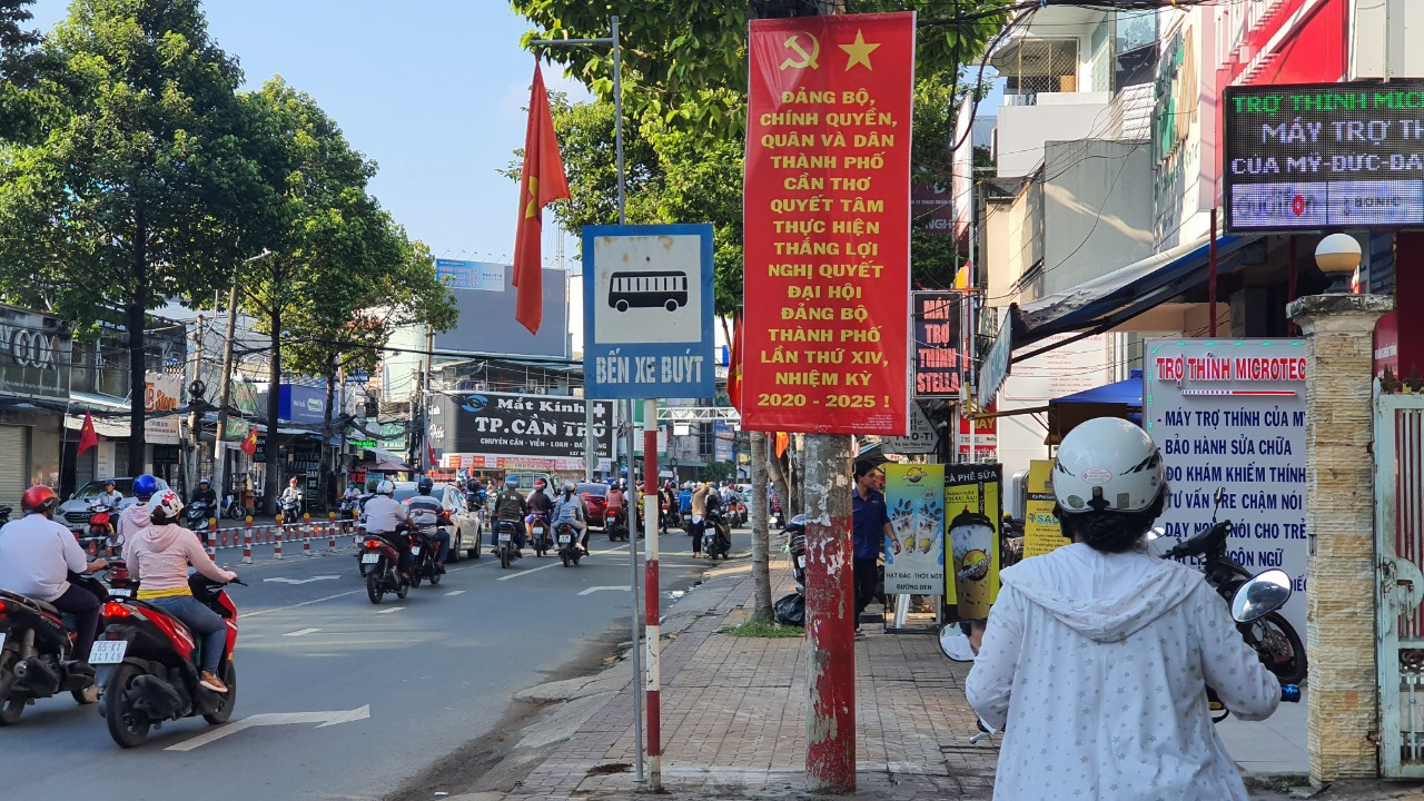 Cần Thơ: Rợp băng rôn, cờ phướn chào mừng Đại hội Đảng bộ - Ảnh 2.