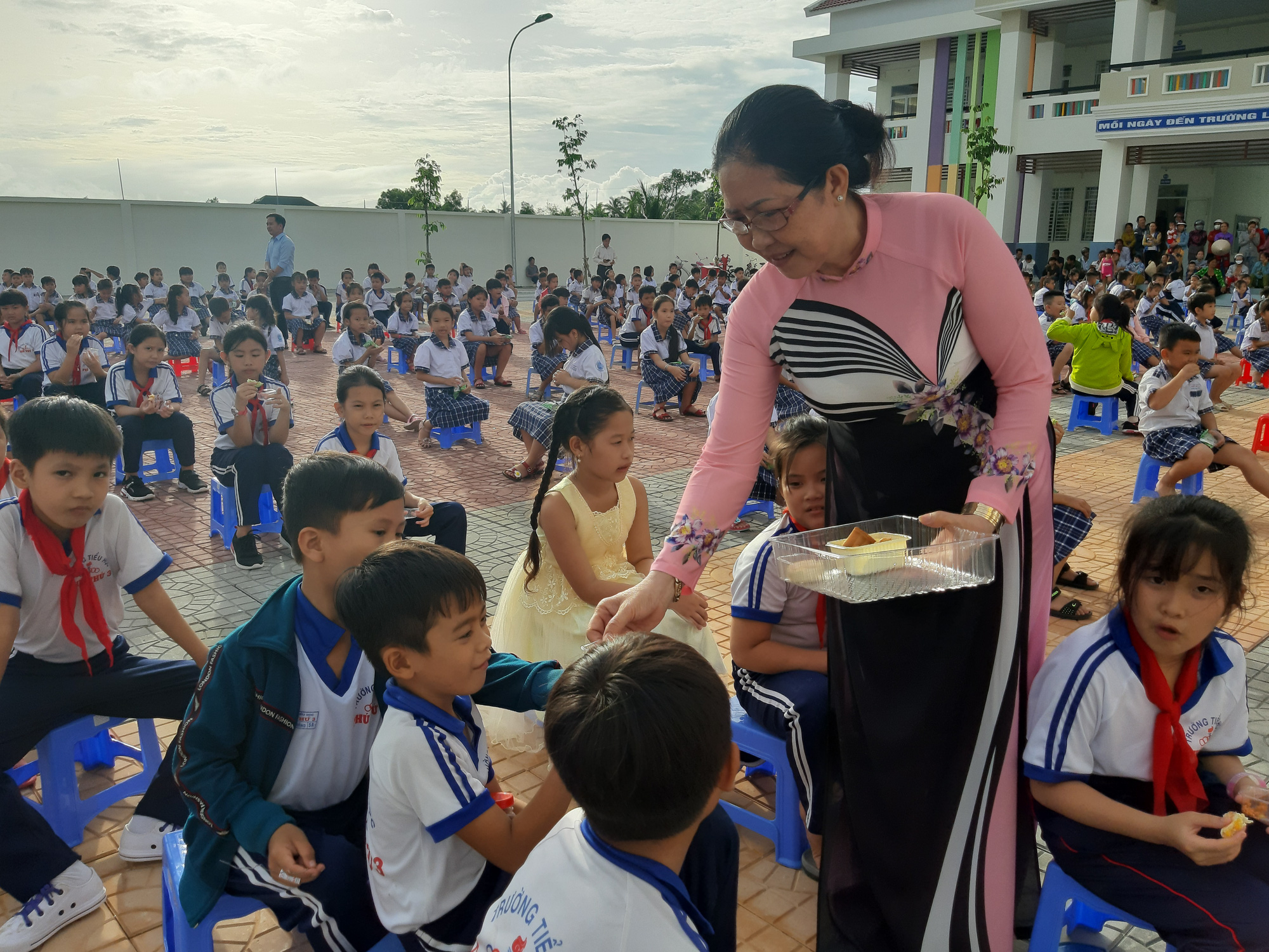 Báo Người Lao Động trao 285 phần quà trung thu cho trẻ em nghèo Cần Thơ - Ảnh 14.