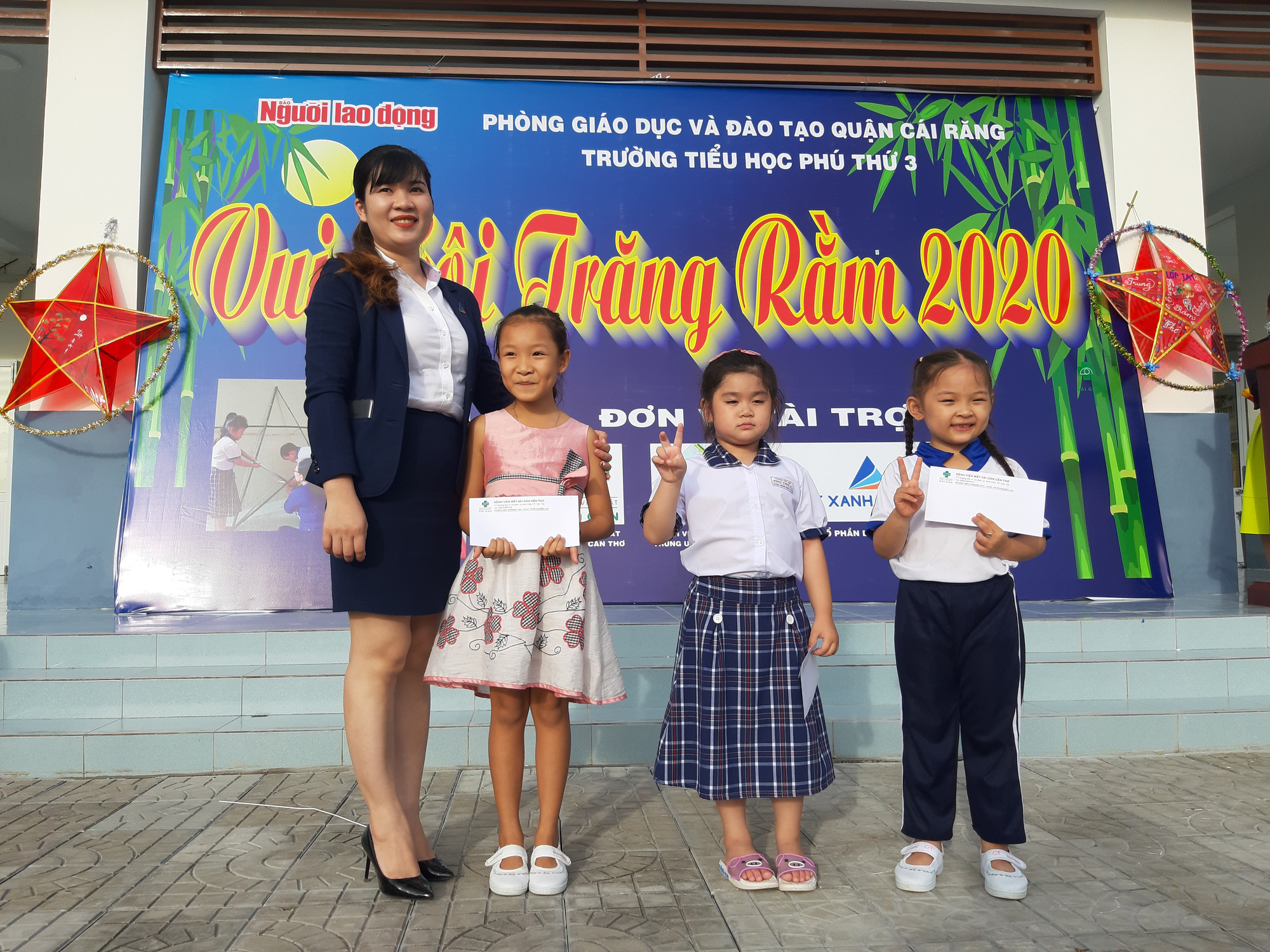 Báo Người Lao Động trao 285 phần quà trung thu cho trẻ em nghèo Cần Thơ - Ảnh 16.
