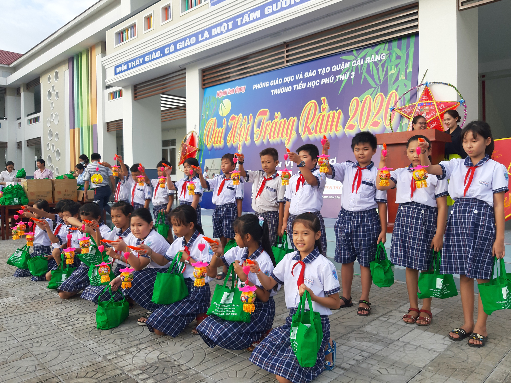 Báo Người Lao Động trao 285 phần quà trung thu cho trẻ em nghèo Cần Thơ - Ảnh 21.