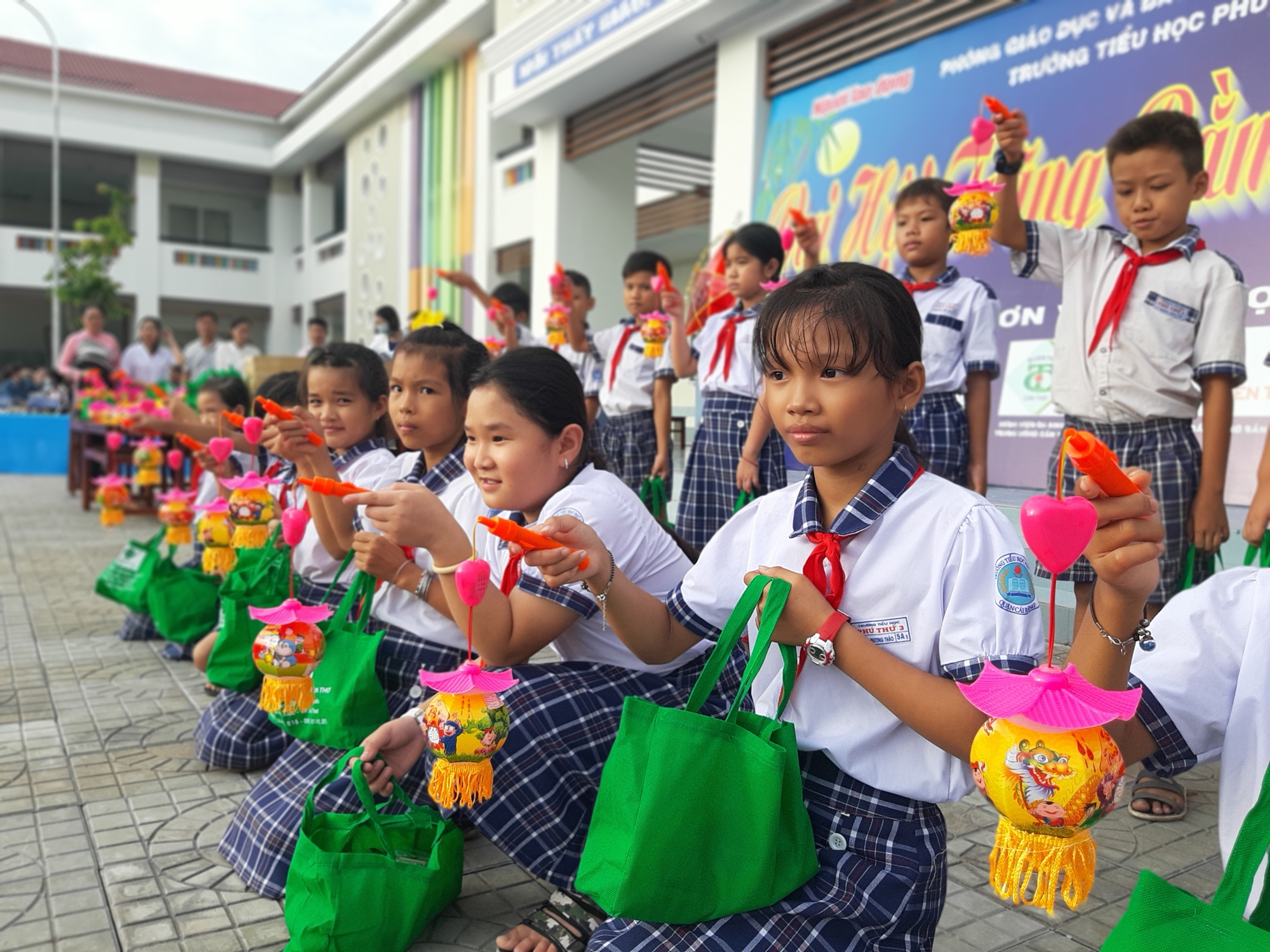 Báo Người Lao Động trao 285 phần quà trung thu cho trẻ em nghèo Cần Thơ - Ảnh 23.