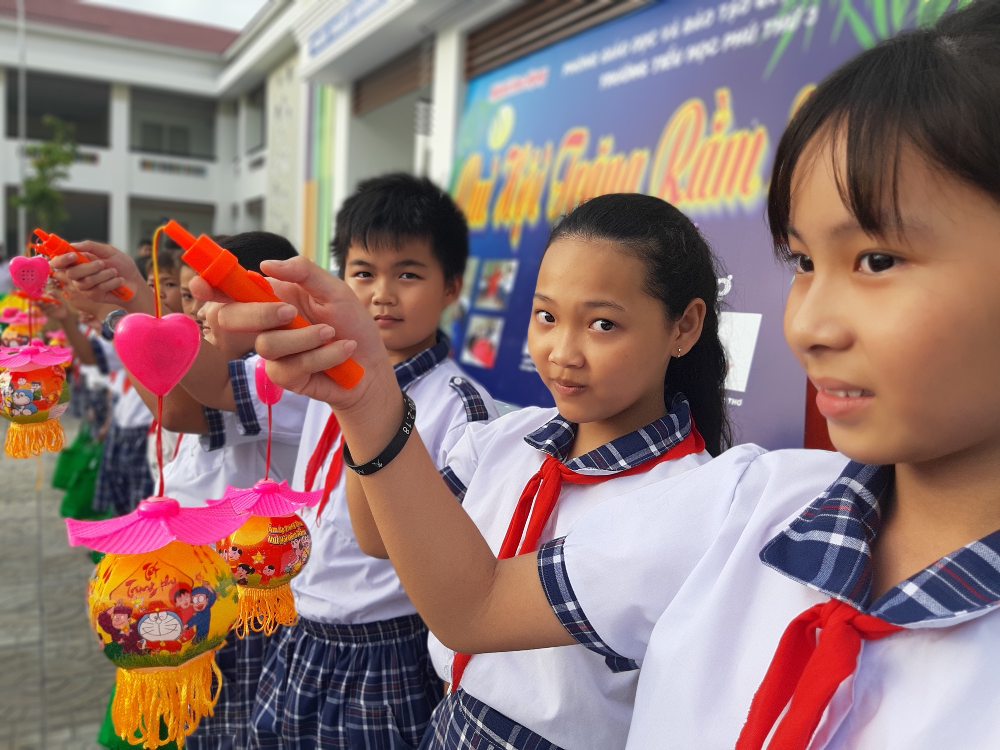 Báo Người Lao Động trao 285 phần quà trung thu cho trẻ em nghèo Cần Thơ - Ảnh 24.