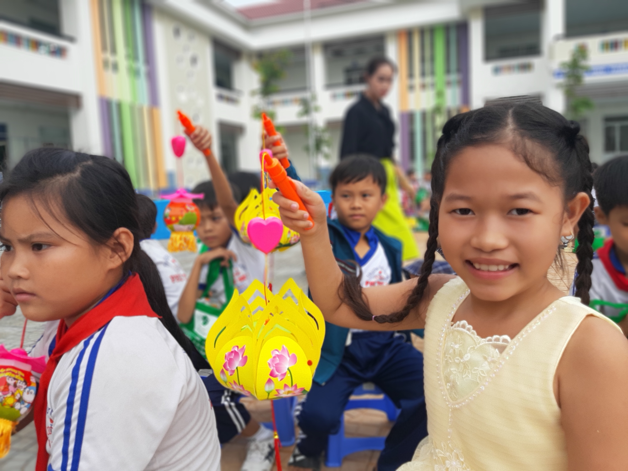 Báo Người Lao Động trao 285 phần quà trung thu cho trẻ em nghèo Cần Thơ - Ảnh 33.
