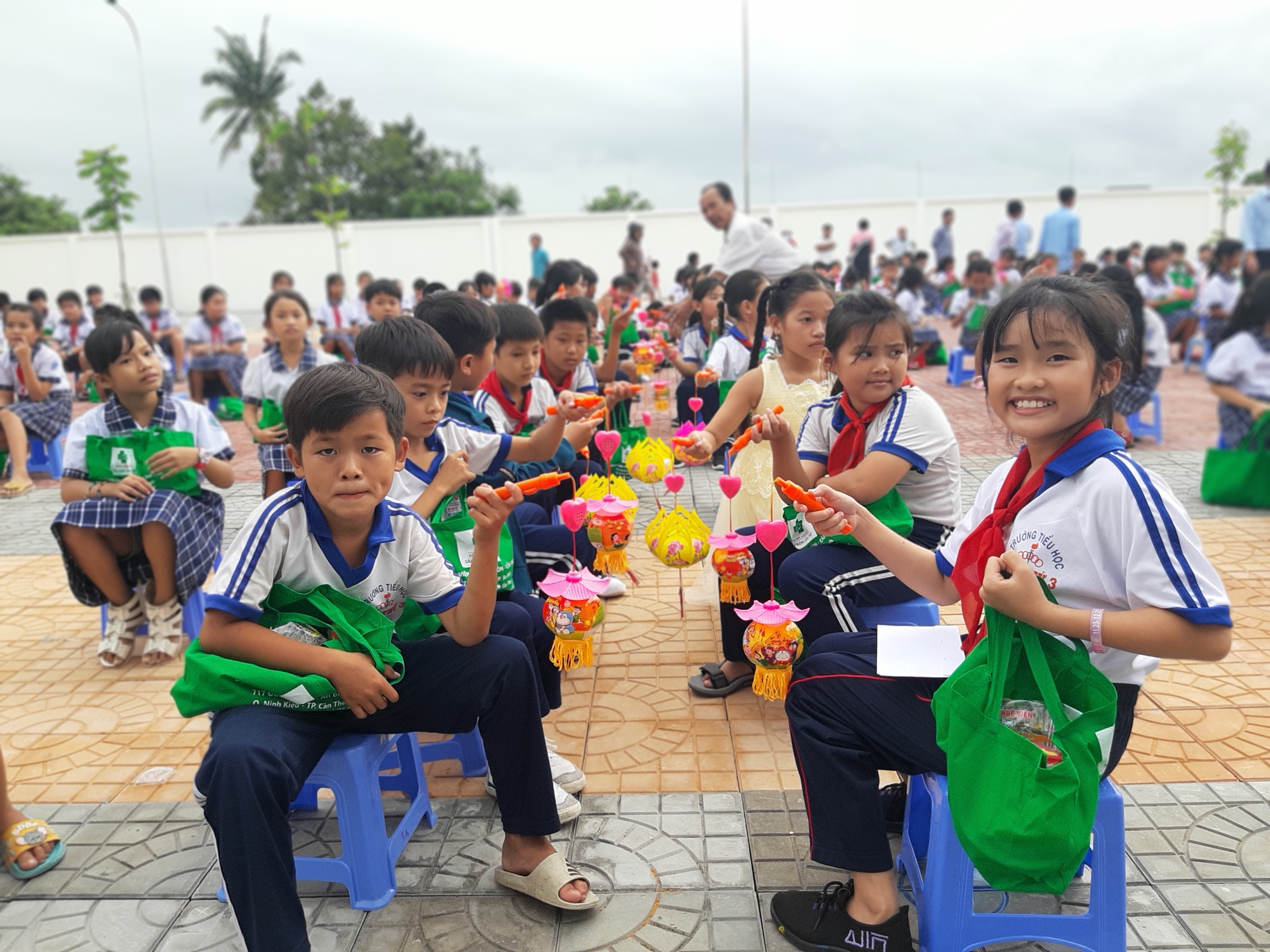Báo Người Lao Động trao 285 phần quà trung thu cho trẻ em nghèo Cần Thơ - Ảnh 34.