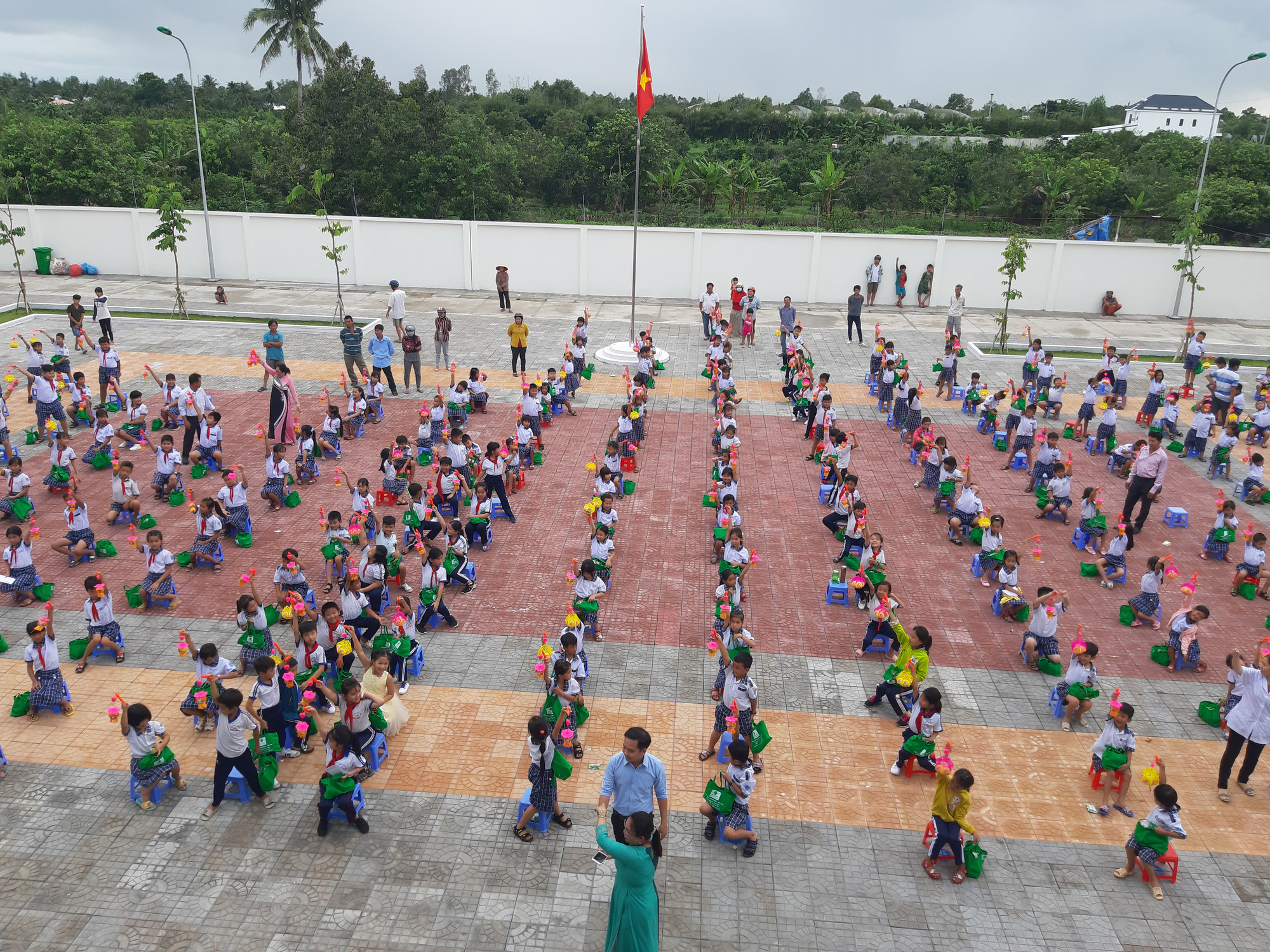 Báo Người Lao Động trao 285 phần quà trung thu cho trẻ em nghèo Cần Thơ - Ảnh 36.