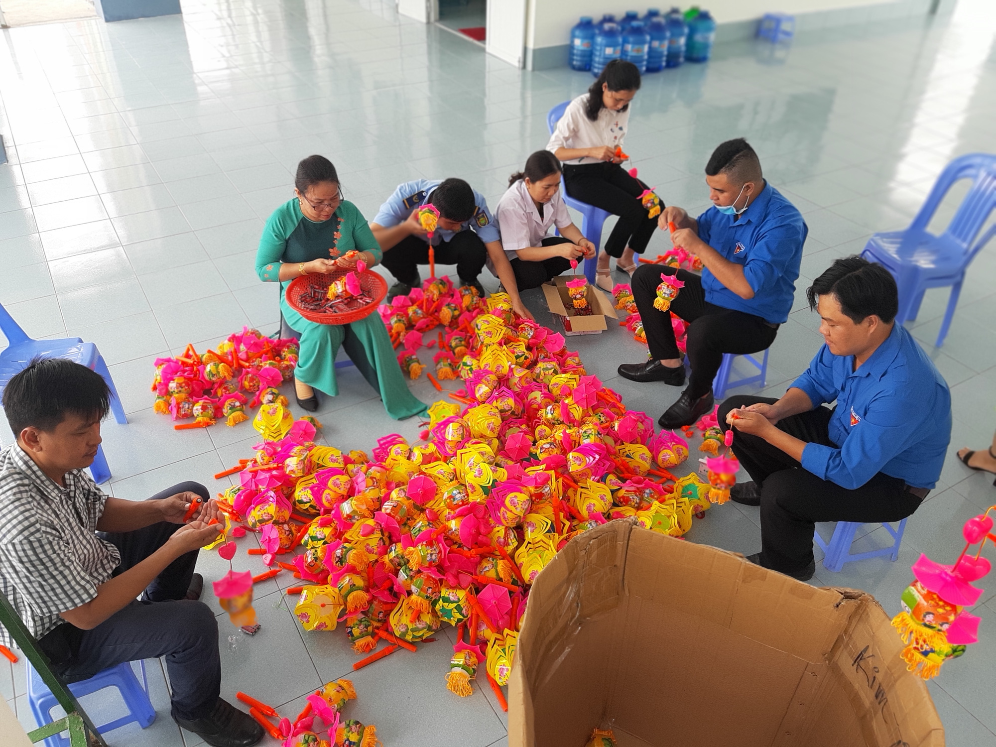 Báo Người Lao Động trao 285 phần quà trung thu cho trẻ em nghèo Cần Thơ - Ảnh 4.