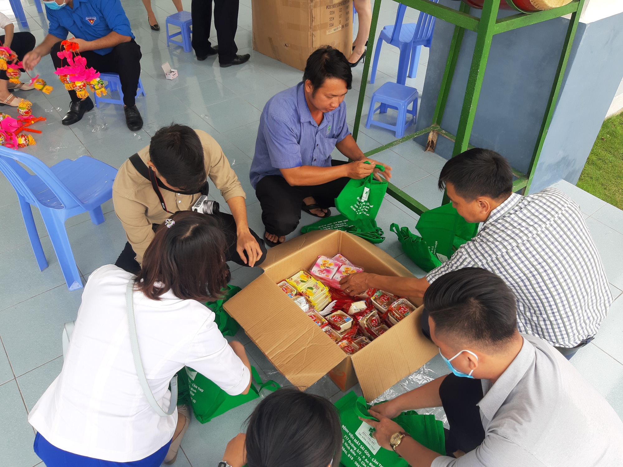 Báo Người Lao Động trao 285 phần quà trung thu cho trẻ em nghèo Cần Thơ - Ảnh 6.