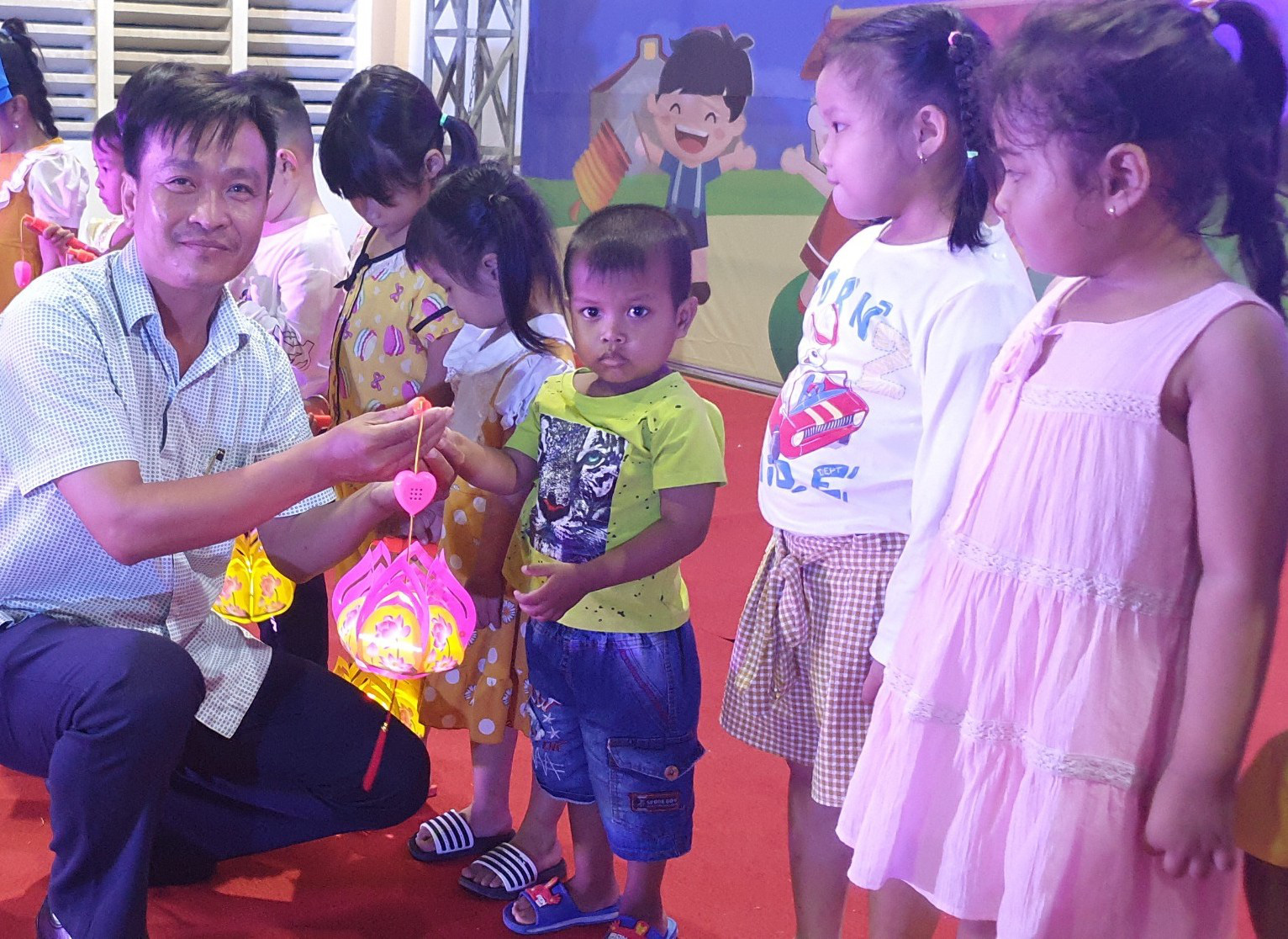 Ấm áp đêm “Vui hội trung thu” với trẻ em nghèo Sóc Trăng, Tiền Giang - Ảnh 3.