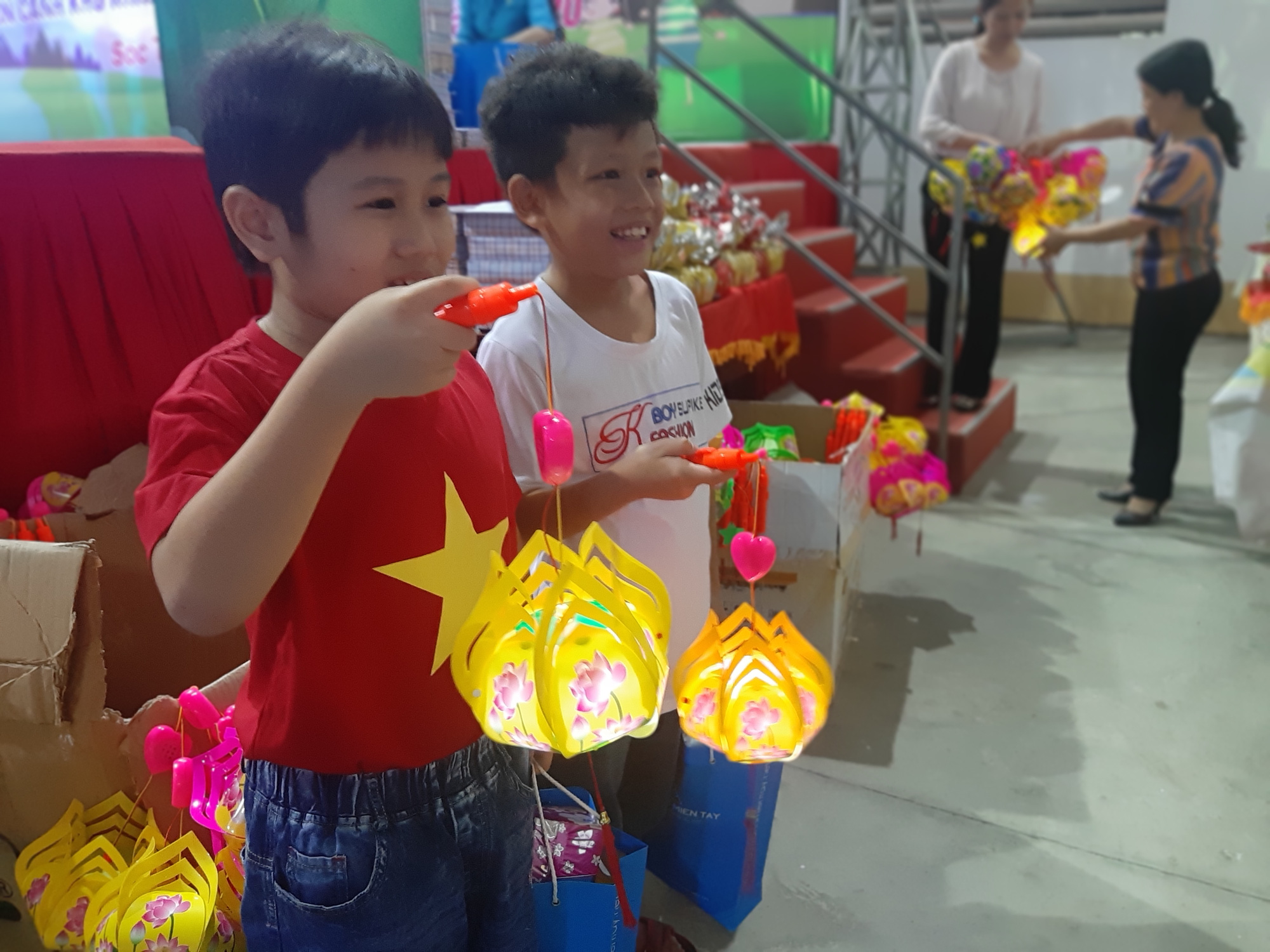 Ấm áp đêm “Vui hội trung thu” với trẻ em nghèo Sóc Trăng, Tiền Giang - Ảnh 20.