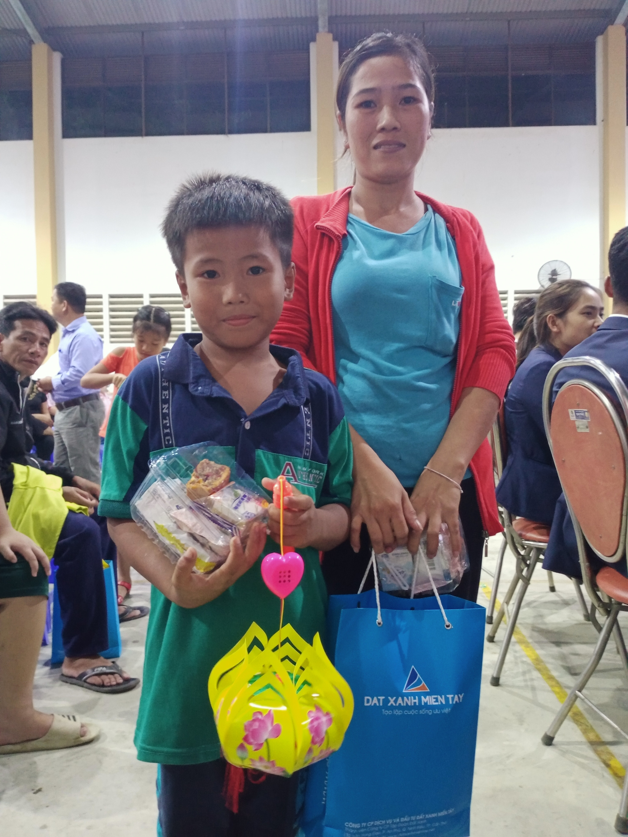 Ấm áp đêm “Vui hội trung thu” với trẻ em nghèo Sóc Trăng, Tiền Giang - Ảnh 24.