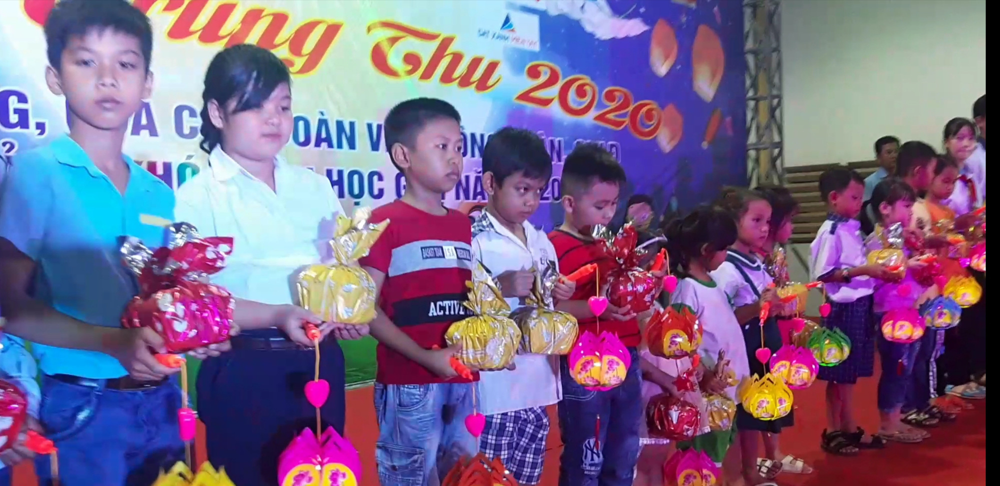 Ấm áp đêm “Vui hội trung thu” với trẻ em nghèo Sóc Trăng, Tiền Giang - Ảnh 13.