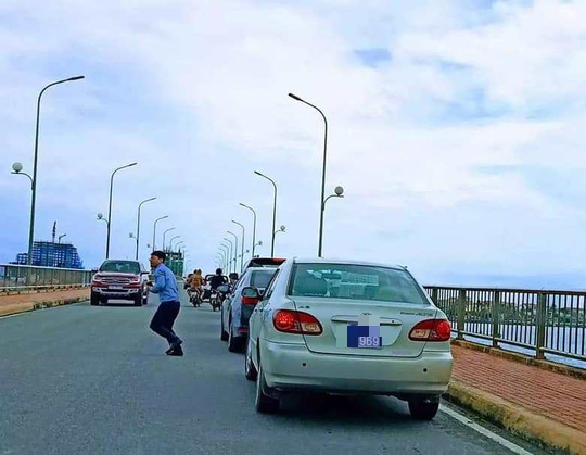 Thứ trưởng Nguyễn Đình Toàn lên tiếng về đoàn xe biển xanh dừng trên cầu Nhật Lệ - Ảnh 1.
