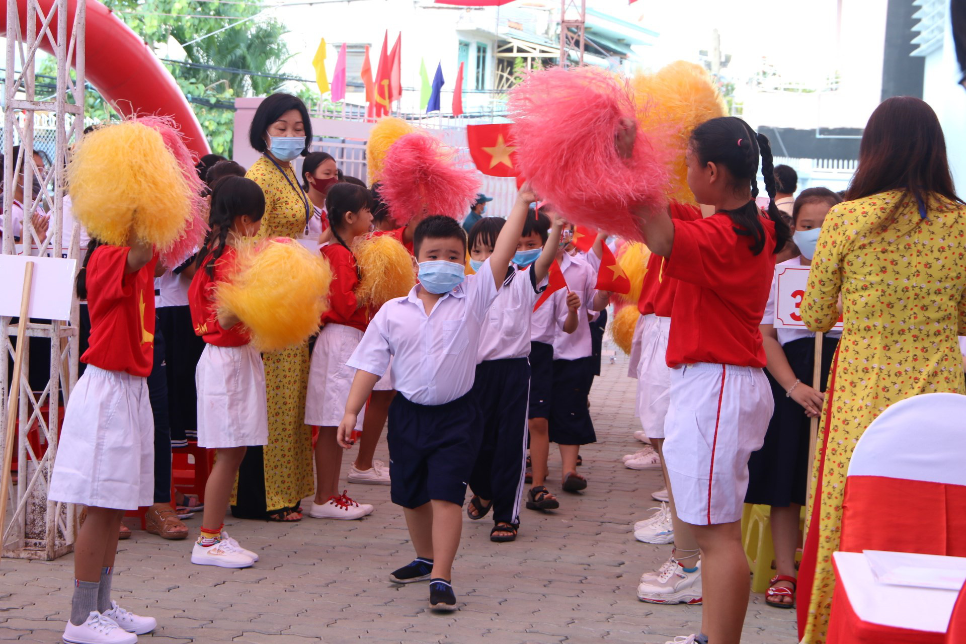 Khai trường, đón năm học nhiều đổi mới - Ảnh 30.