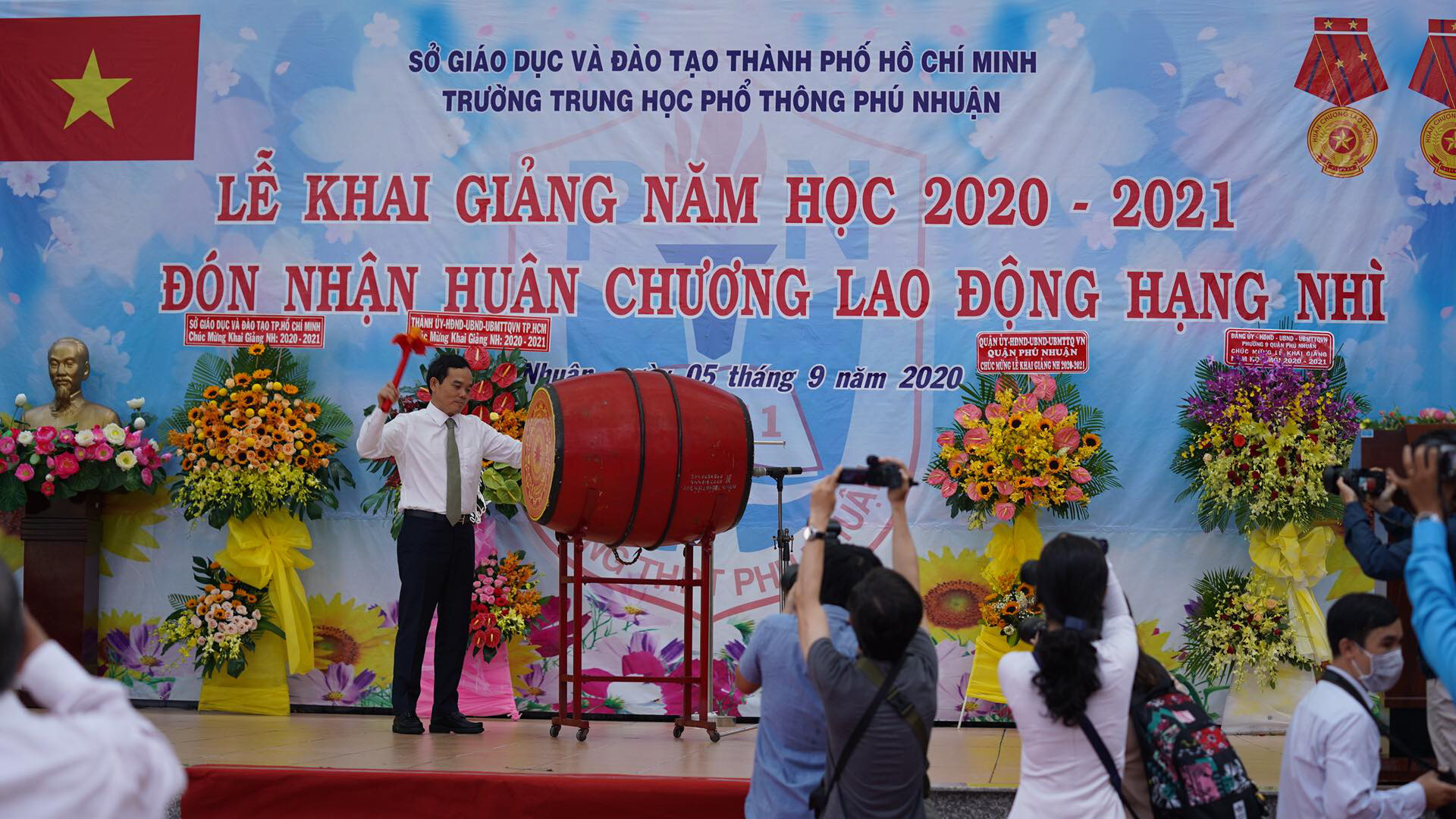 Khai trường, đón năm học nhiều đổi mới - Ảnh 1.