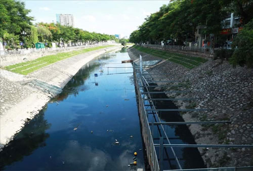 Hà Nội: Loay hoay xử lý ô nhiễm sông, hồ - Ảnh 1.