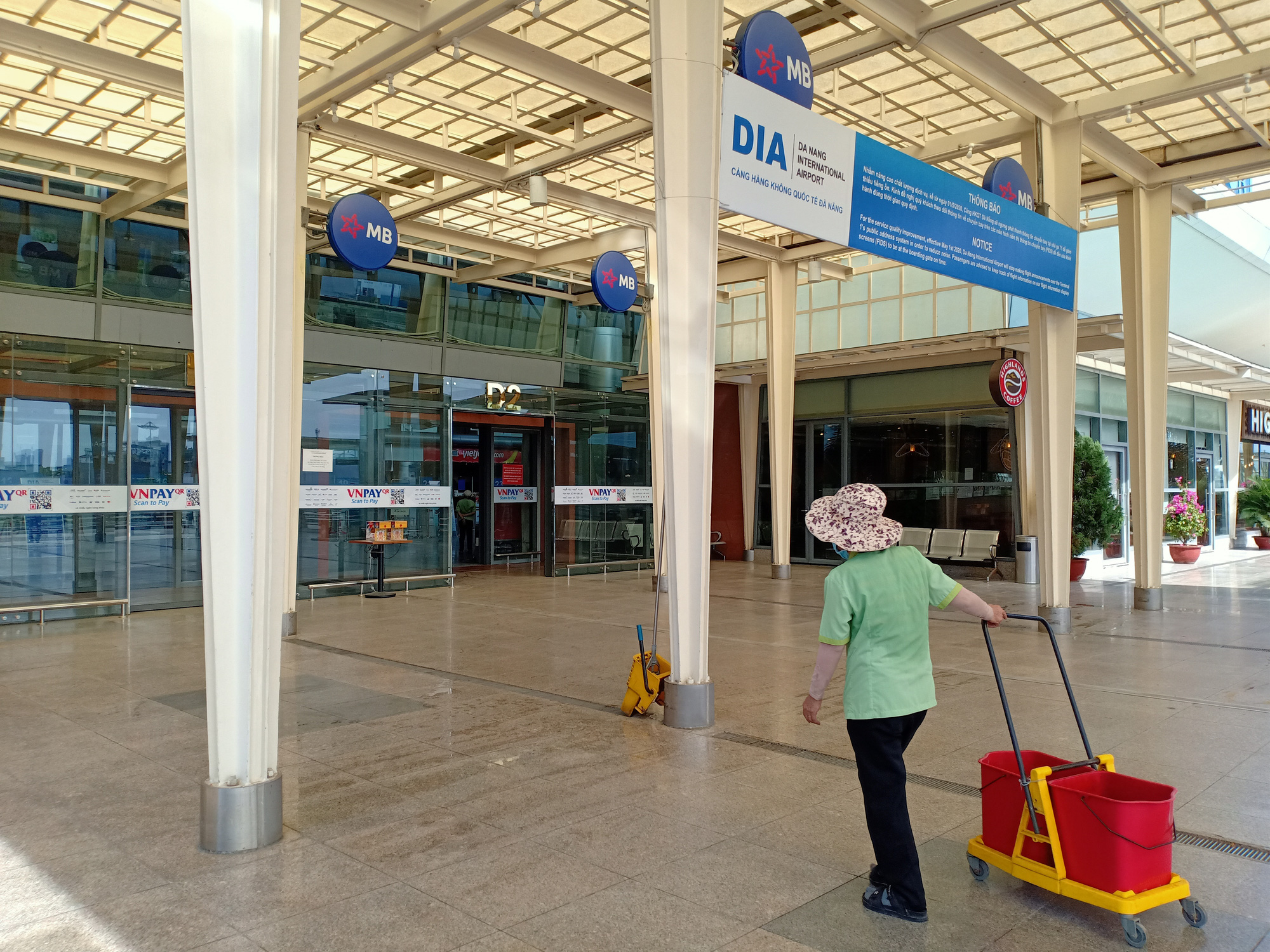 Bến xe, nhà ga, sân bay ở Đà Nẵng mở cửa trở lại nhưng vẫn vắng khách - Ảnh 3.