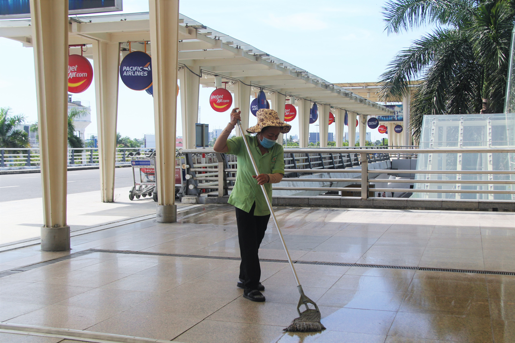 Bến xe, nhà ga, sân bay ở Đà Nẵng mở cửa trở lại nhưng vẫn vắng khách - Ảnh 4.