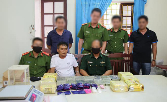 Trắng đêm bắt 4 anh em họ mua bán 13 bánh heroin, 10.000 viên ma túy, 10 kg ma túy đá - Ảnh 1.