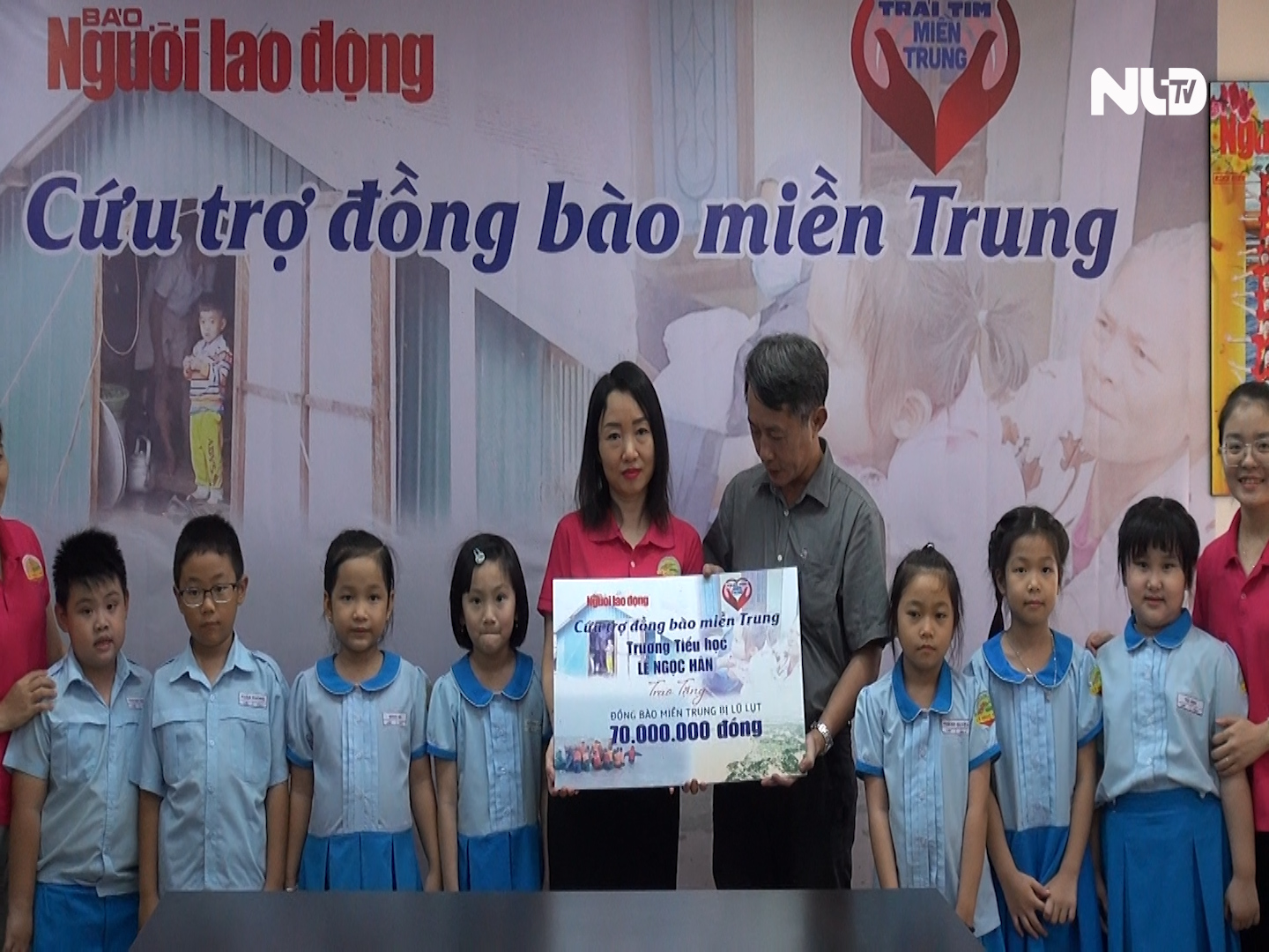 Các em học sinh tiểu học đến với chương trình “Trái tim miền Trung”