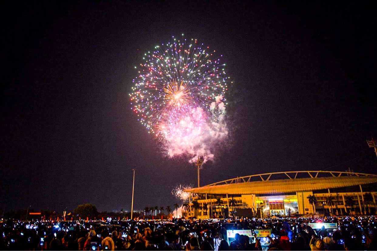 CLIP: Màn pháo hoa rực rỡ, lung linh đón chào năm mới 2021 ở Hà Nội - Ảnh 12.