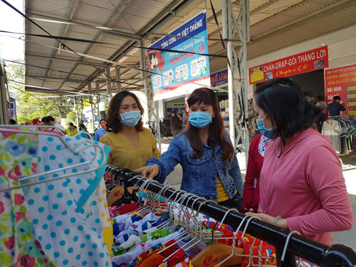 Mang Xuân về với công nhân - Ảnh 1.