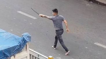 CLIP cầm hung khí đuổi đánh nhau trên đường ở Tân Phú, TP HCM - Ảnh 1.
