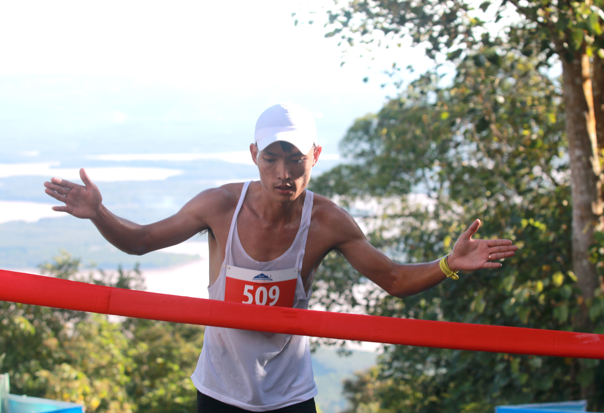 Nhà vô địch leo núi hạ sơn đăng quang Marathon TP HCM - Ảnh 5.