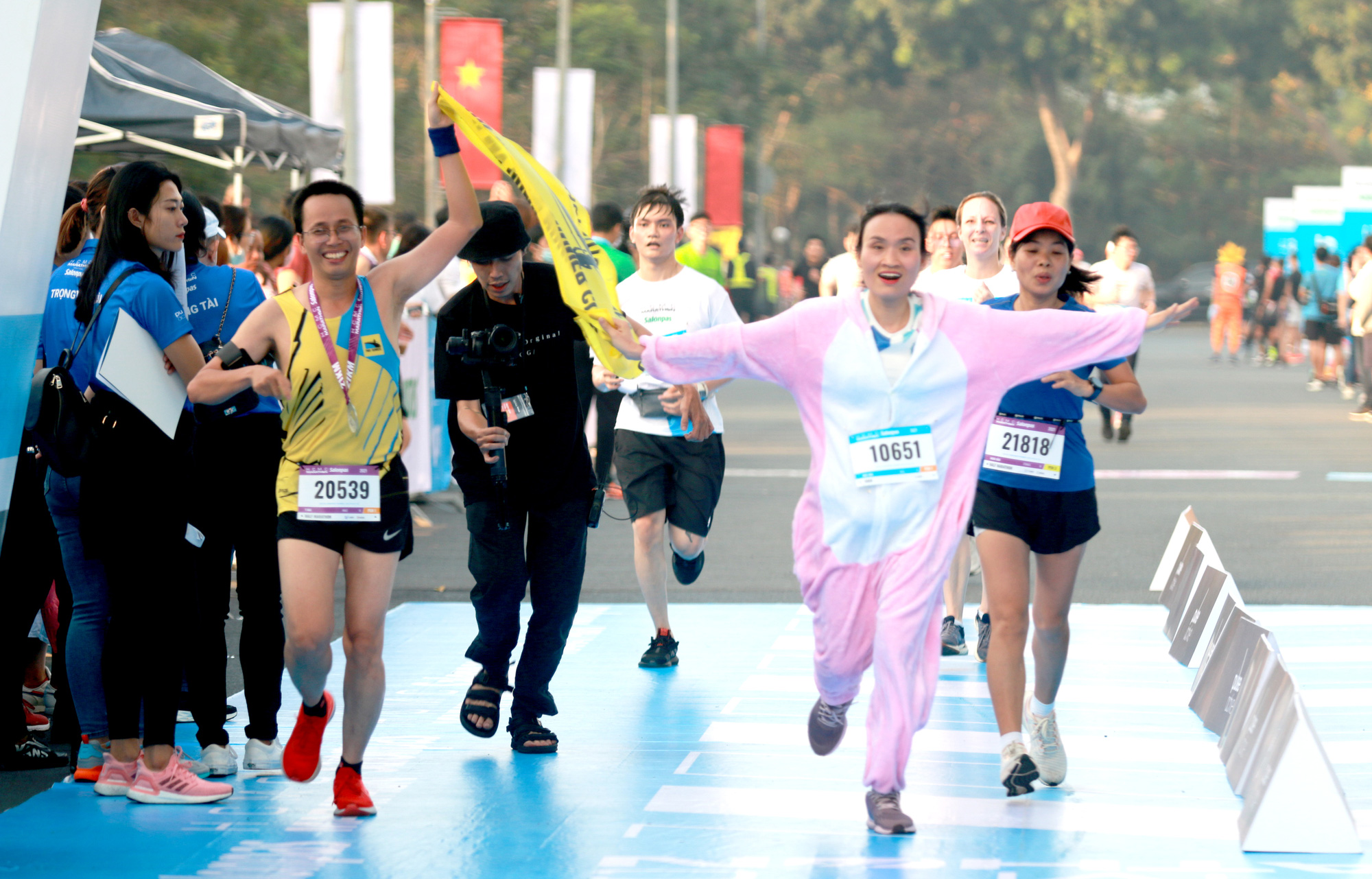 Nhà vô địch leo núi hạ sơn đăng quang Marathon TP HCM - Ảnh 1.