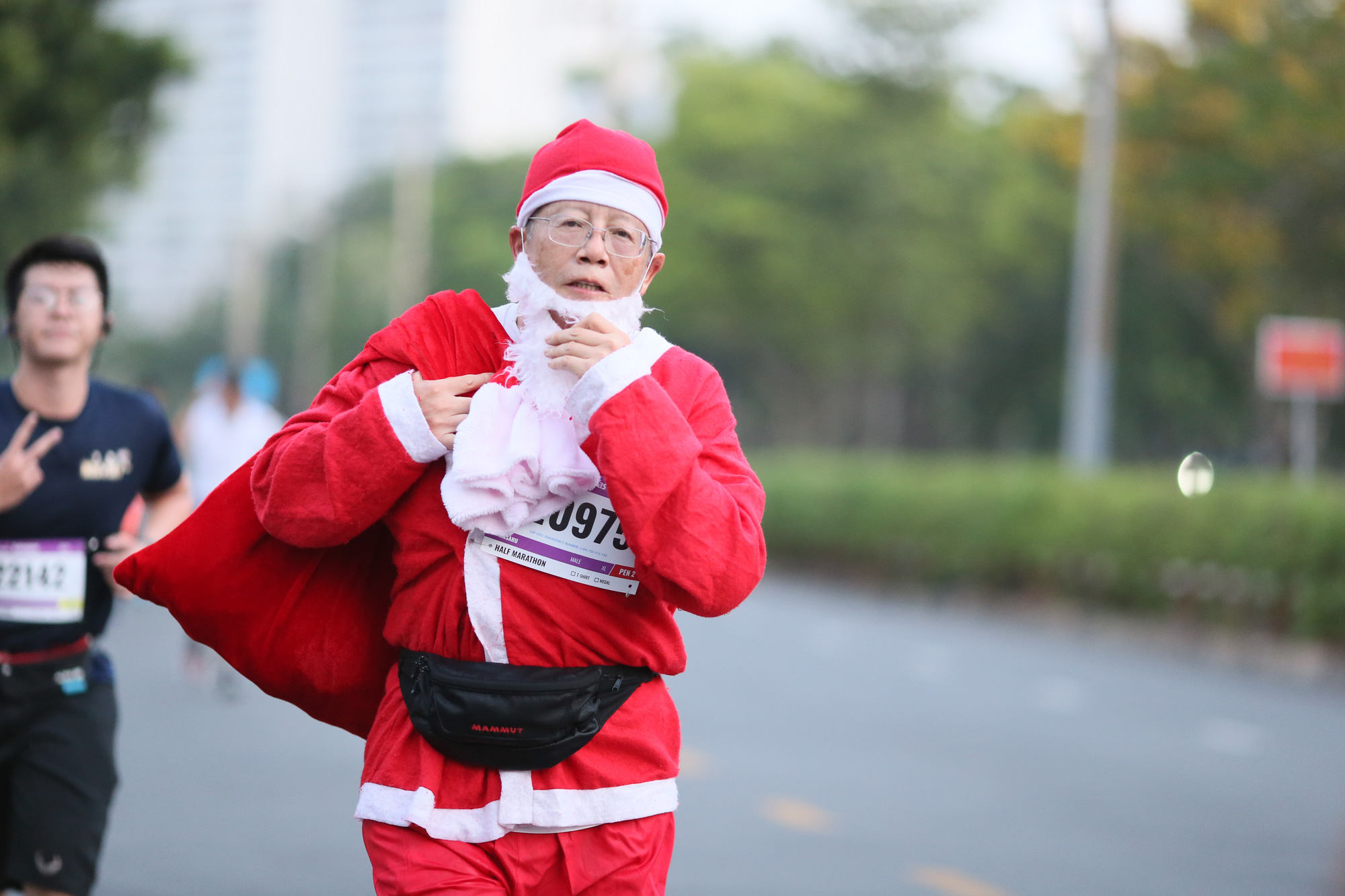 Nhà vô địch leo núi hạ sơn đăng quang Marathon TP HCM - Ảnh 2.