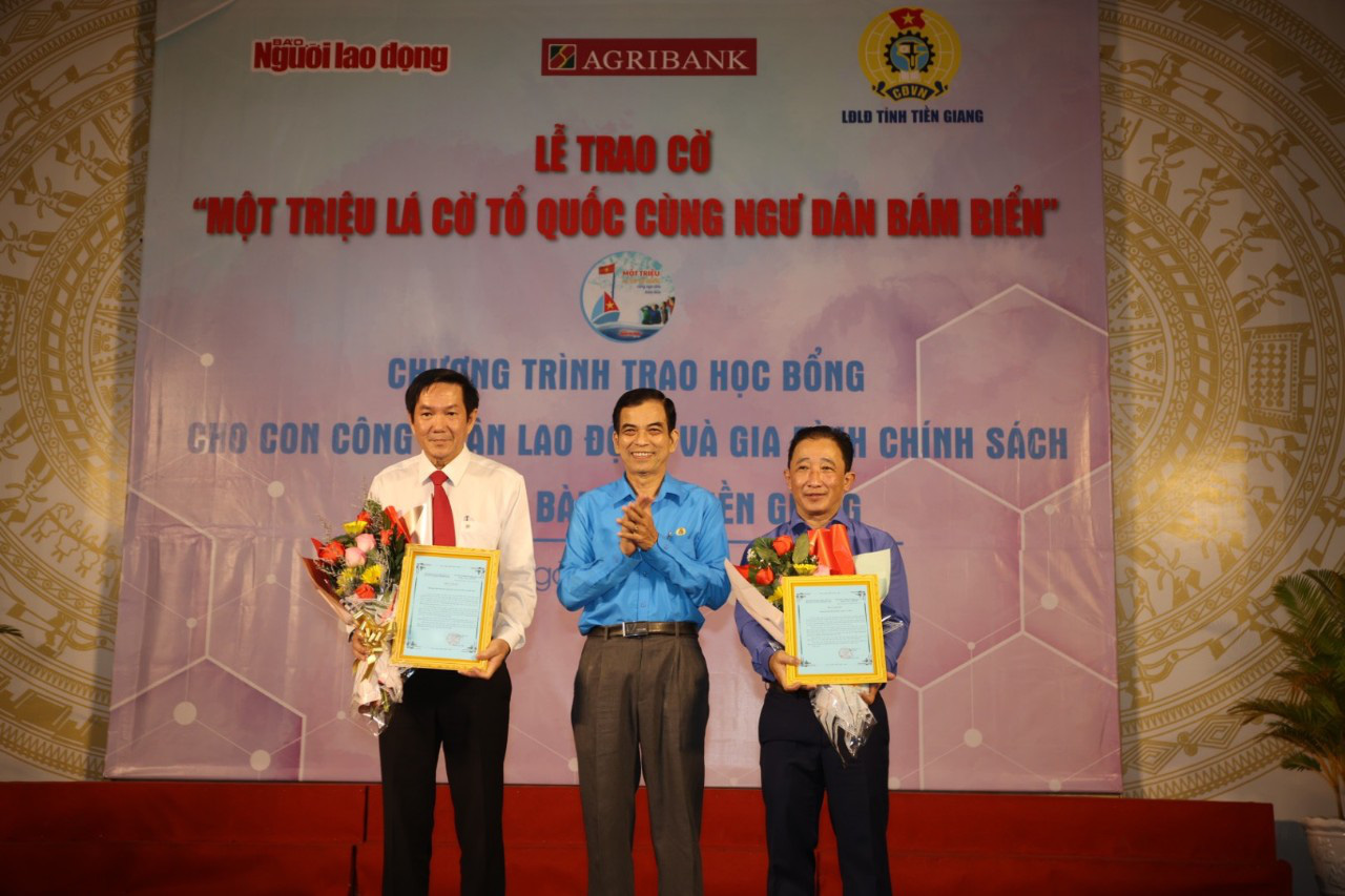 Trao cờ Tổ quốc cho ngư dân và 150 suất học bổng cho học sinh ở Tiền Giang - Ảnh 2.