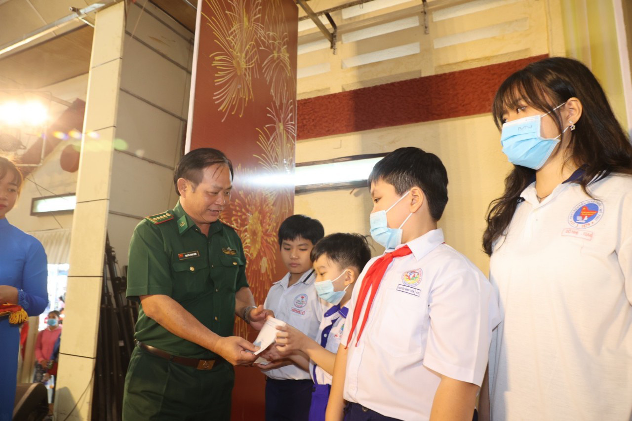 Trao cờ Tổ quốc cho ngư dân và 150 suất học bổng cho học sinh ở Tiền Giang - Ảnh 6.