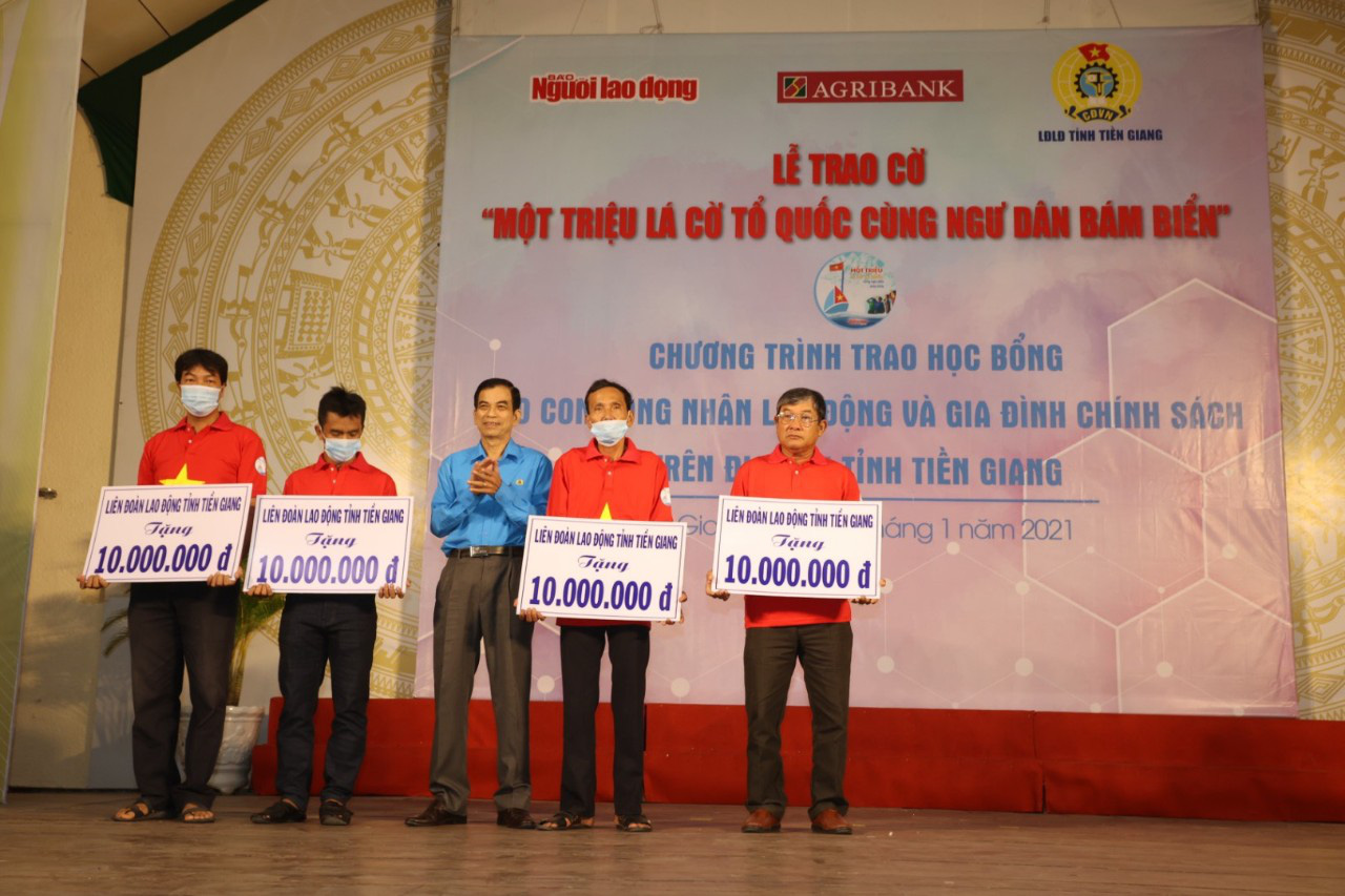 Trao cờ Tổ quốc cho ngư dân và 150 suất học bổng cho học sinh ở Tiền Giang - Ảnh 14.