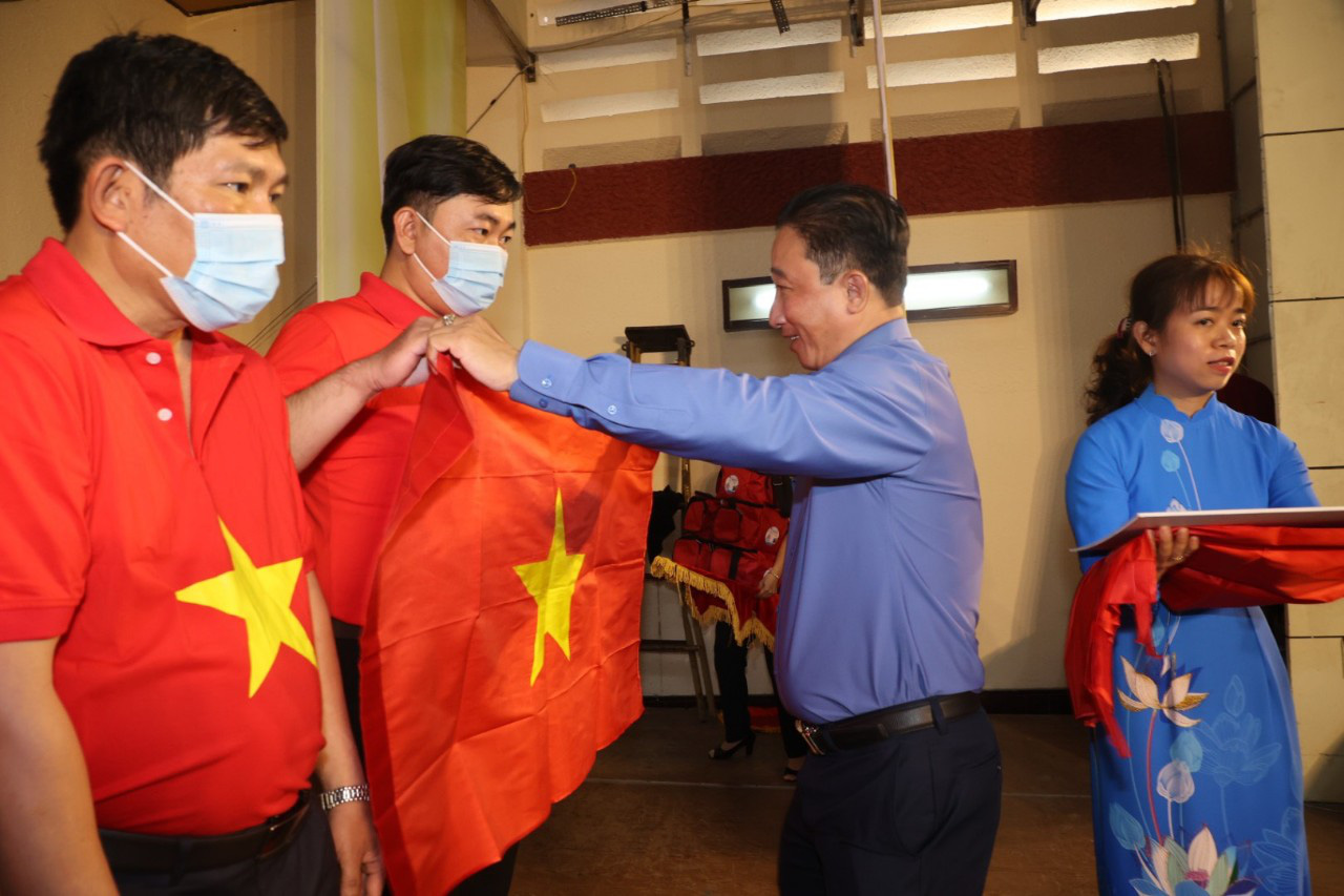 Trao cờ Tổ quốc cho ngư dân và 150 suất học bổng cho học sinh ở Tiền Giang - Ảnh 3.