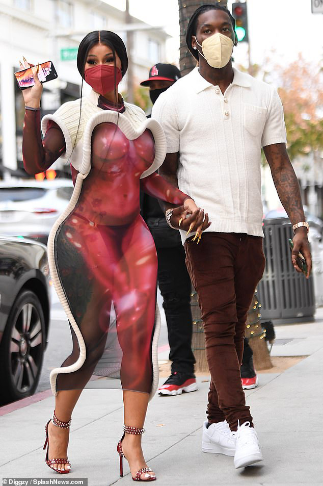 Nữ rapper Cardi B gây sốc với trang phục độc lạ trên phố - Ảnh 5.
