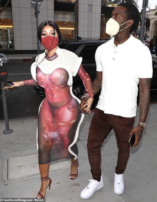 Nữ rapper Cardi B gây sốc với trang phục độc lạ trên phố - Ảnh 3.