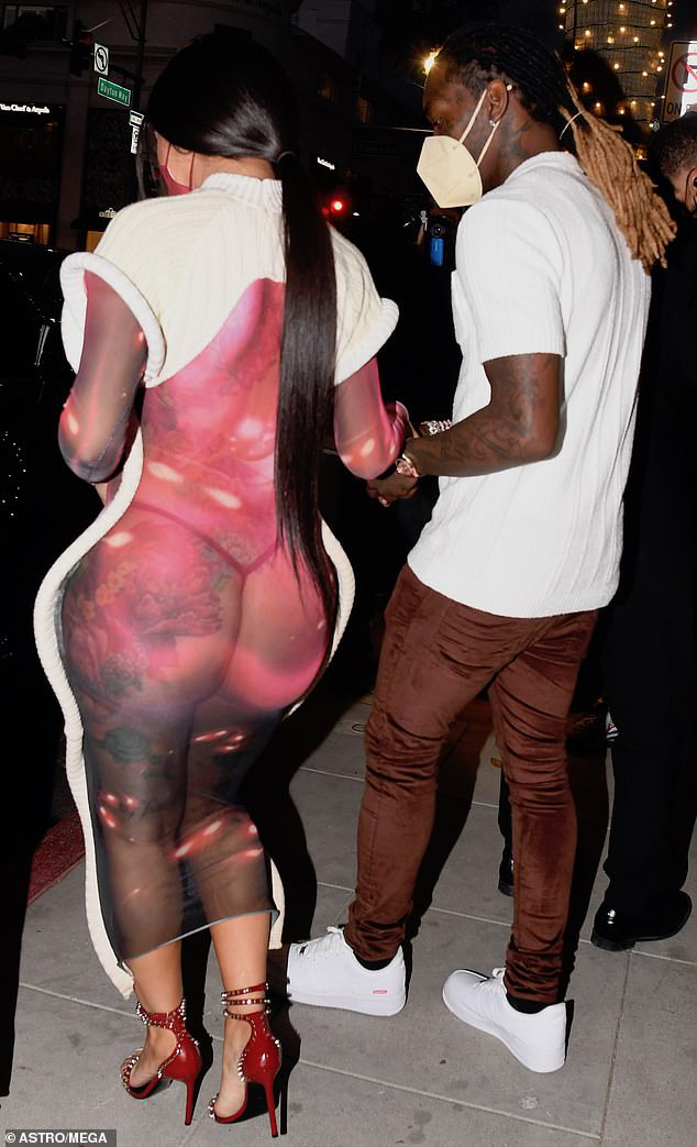 Nữ rapper Cardi B gây sốc với trang phục độc lạ trên phố - Ảnh 8.