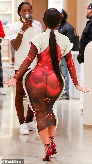 Nữ rapper Cardi B gây sốc với trang phục độc lạ trên phố - Ảnh 7.