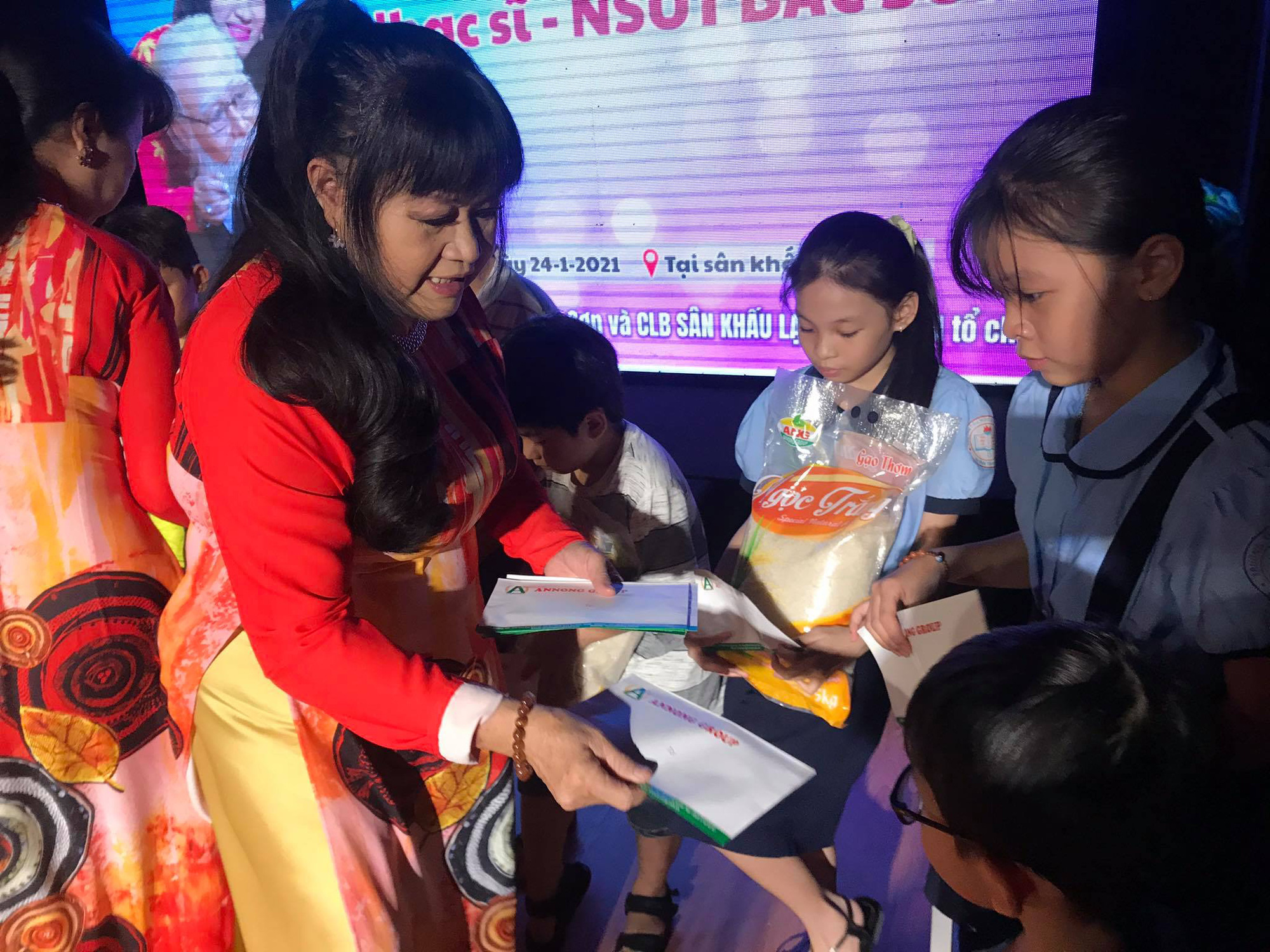 Cuối năm, hai học bổng nghệ sĩ trao tặng con em công nhân sân khấu - Ảnh 4. Cuối năm, hai học bổng nghệ sĩ trao tặng con em công nhân sân khấu - Ảnh 4.