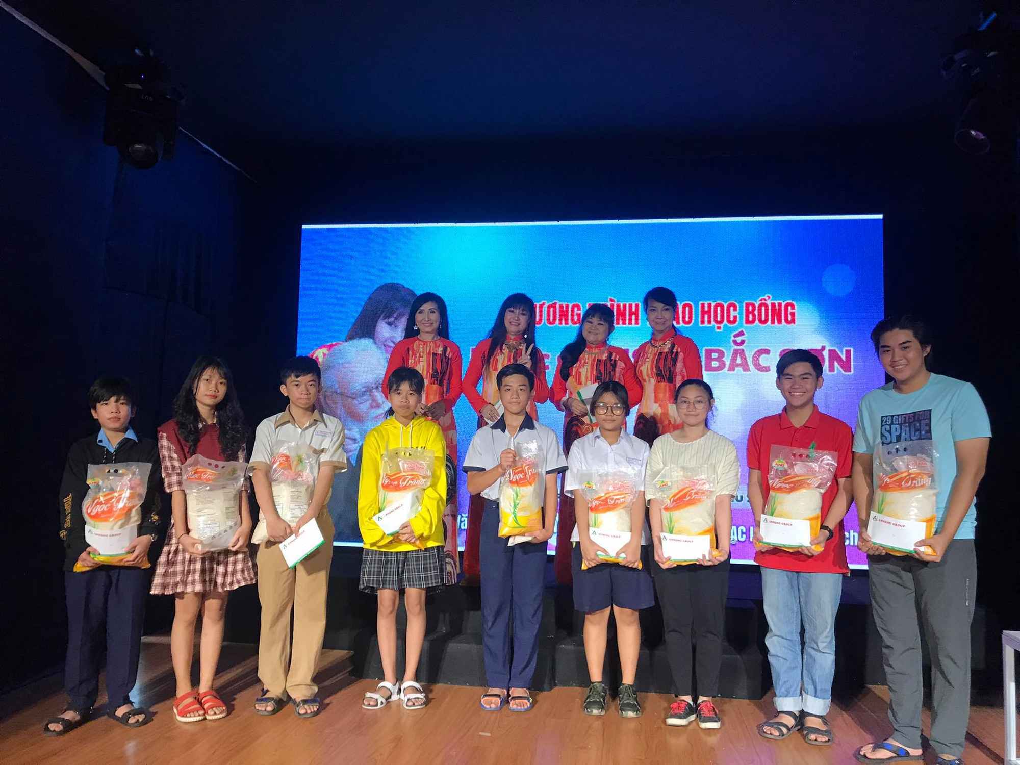 Cuối năm, hai học bổng nghệ sĩ trao tặng con em công nhân sân khấu - Ảnh 3. Cuối năm, hai học bổng nghệ sĩ trao tặng con em công nhân sân khấu - Ảnh 3.