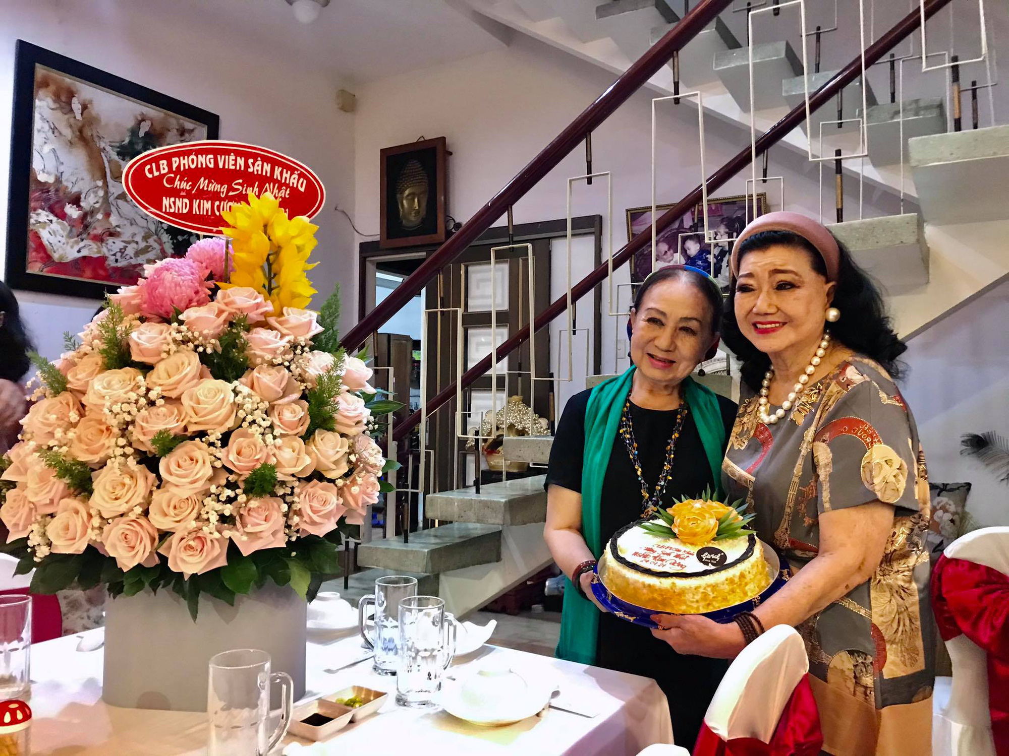 Kỳ nữ Kim Cương tự thưởng sinh nhật bằng chương trình Nghệ sĩ tri âm - Ảnh 2. Kỳ nữ Kim Cương tự thưởng sinh nhật bằng chương trình Nghệ sĩ tri âm - Ảnh 2.