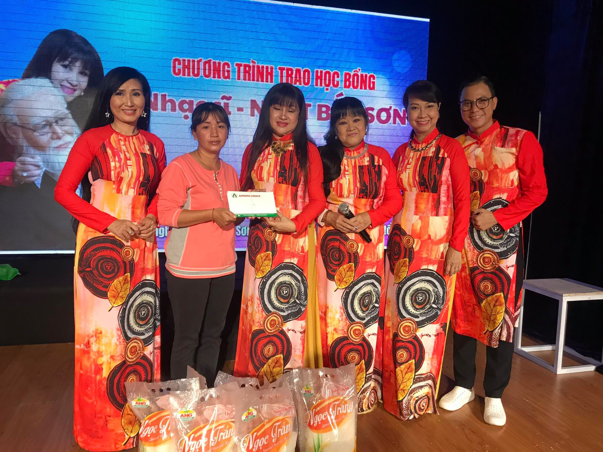 Cuối năm, hai học bổng nghệ sĩ trao tặng con em công nhân sân khấu - Ảnh 5. Cuối năm, hai học bổng nghệ sĩ trao tặng con em công nhân sân khấu - Ảnh 5.